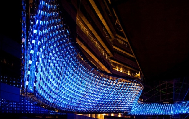 Reflective Flow is a chandelier located in Doha, Qatar